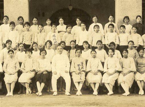 圖三:1940年代,蔡阿信與助產士在清信醫院前合影
