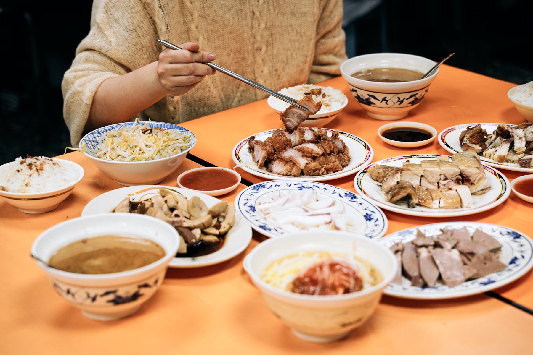 雅倫在賣麵炎仔必點的是菜單上沒有的隱藏款，還有被她稱為「宇宙第一的紅燒肉」/Amber YJ Lai 攝影