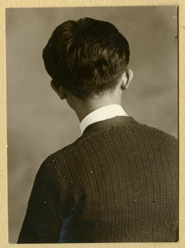 1935年間，彭瑞麟穿著手織毛衣，拍了一系列不同角度的自拍肖像，這件毛衣在戰事緊迫的1944年遭竊/家屬收藏